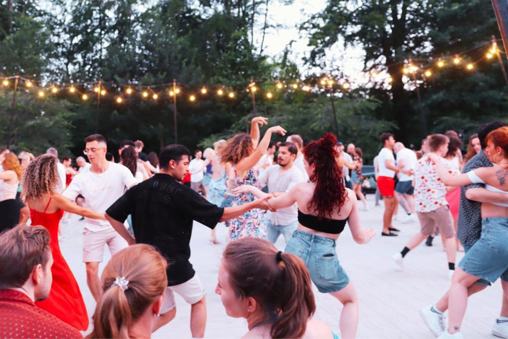Bachata på Dansepladsen i Fælledparken