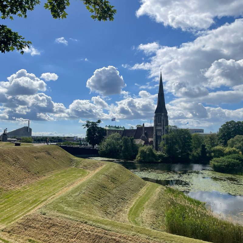 Kirke og sø ved Kastellet