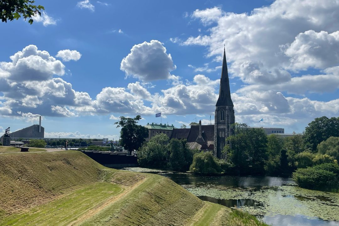 Kirke og sø ved Kastellet