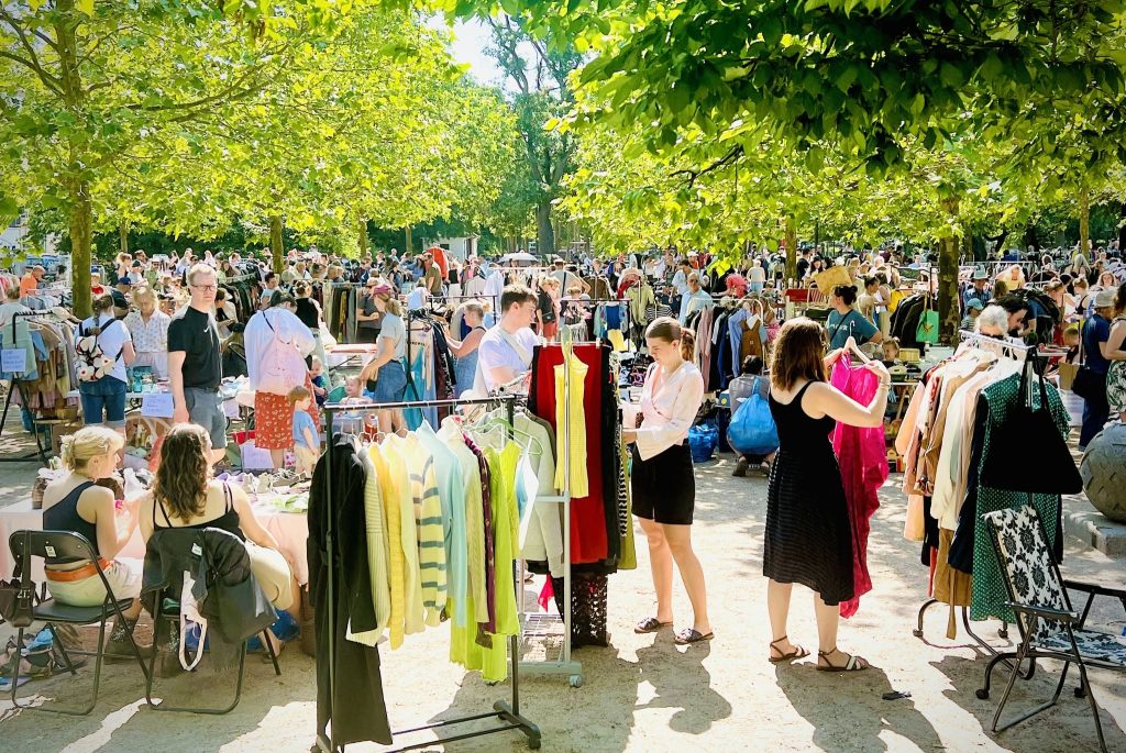 Flea market under the trees - LoppeLinda