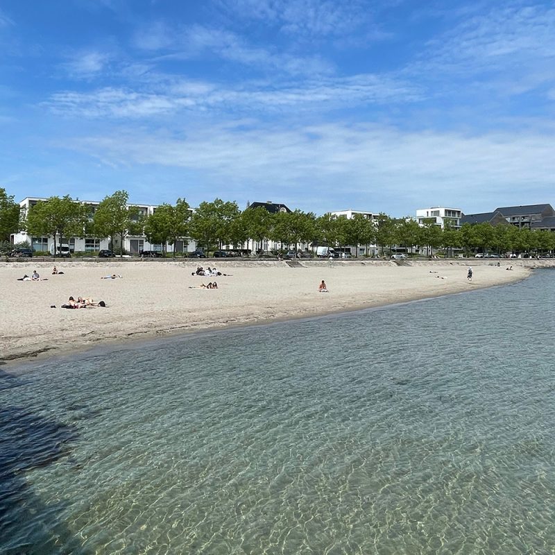 Svanemøllestranden en sommerdag med blå himmel