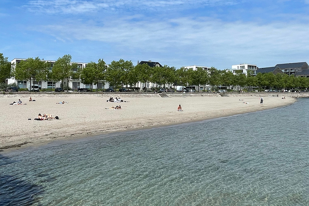 Svanemøllestranden en sommerdag med blå himmel