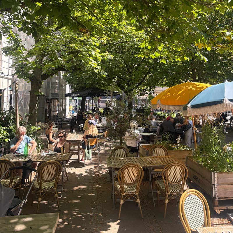 Udeservering og parasoller på Victor Borges Plads
