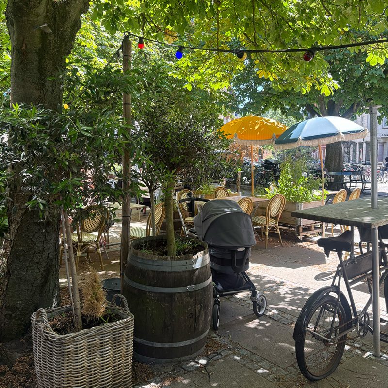 Barnevogn, udeservering og parasoller på Victor Borges Plads